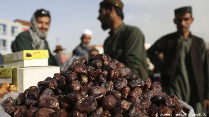 A pile of dates at a stall in Afghanistan (picture-alliance/AP Images/R. Gul)