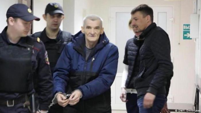Юрий Дмитриев в наручниках