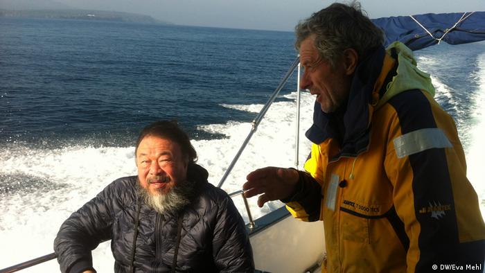Ai Weiwei on a boot in the ocean (DW/Eva Mehl)
