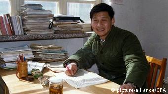 China Xi Jingping im Büro in Zhengding im Jahr1983 (picture-alliance/CPA)