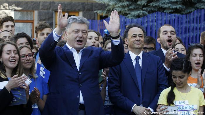 Ukraine | Petro Poroshenko und Hugues Mingarelli (picture-alliance/AP Photo/S. Chuzavkov)