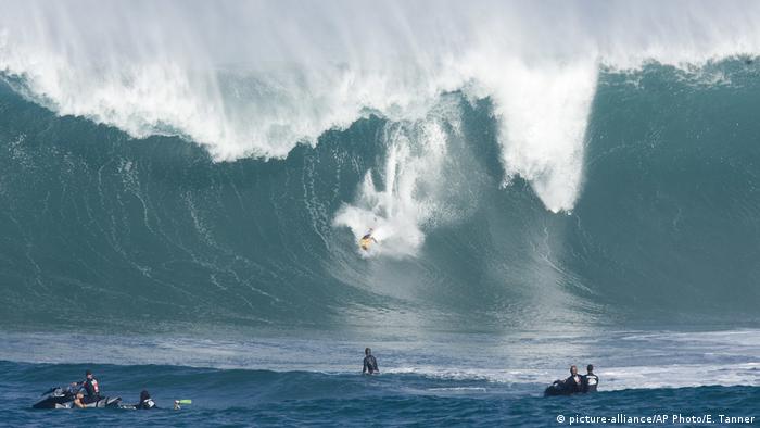 USA Hawaii Surfen The Quiksilver Contest (picture-alliance/AP Photo/E. Tanner)