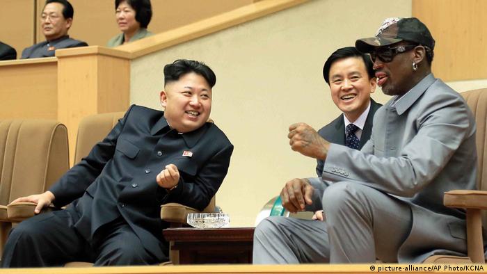 Nordkorea Kim Jong Un und Dennis Rodman (picture-alliance/AP Photo/KCNA)