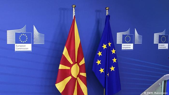 Belgien Die mazedonische Fahne am EU-Parlament (DW/M. Maksimovic)