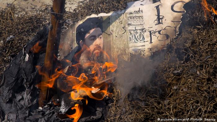 Abu Bakr al-Baghdadi Bildnis in Flammen (picture-alliance/AP Photo/M. Swarup)
