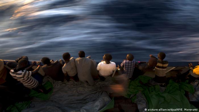 Libyen Flüchtlinge Menschenschmuggel Symbolbild (picture-alliance/dpa/AP/E. Morenatti)