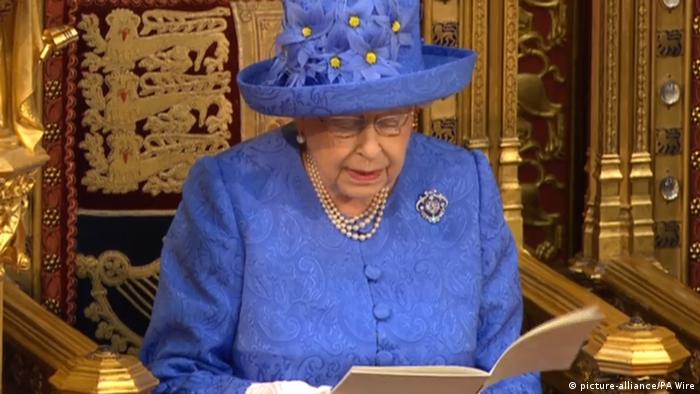 The Queen wearing EU hat during speech before parliament (picture-alliance/PA Wire)