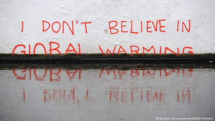 Banksy work on wall saying I don't believe in global warming (picture-alliance/empics/Zak Hussein)