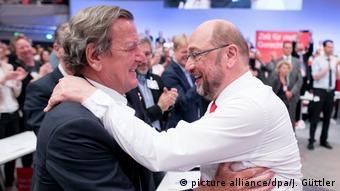 Martin Schulz y el excanciller alemán Gerhard Schröder en el congreso del SPD en Dortmund. (25.06.2017)