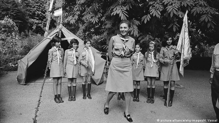 İran'da kadınlar Şah Muhammed Rıza Pehlevi'nin 1963 yılında yaptığı Beyaz Devrim sonucunda ilk defa seçme ve seçilme hakkına sahip oldu ve İsviçre’den çok daha önce Meclise 6 milletvekili sokabildi. 1979'daki İran Devrimi'nden sonra ise kadın hakları mücadelesi büyük bir darbe aldı ve kadınlar her alanda büyük kısıtlamalarla karşılaştı. 