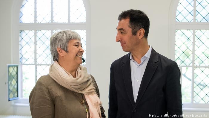 Deutschland GrÃ¼nen-Chef Ãzdemir besucht neue liberale Moschee (picture-alliance/dpa/B. von Jutrczenka)