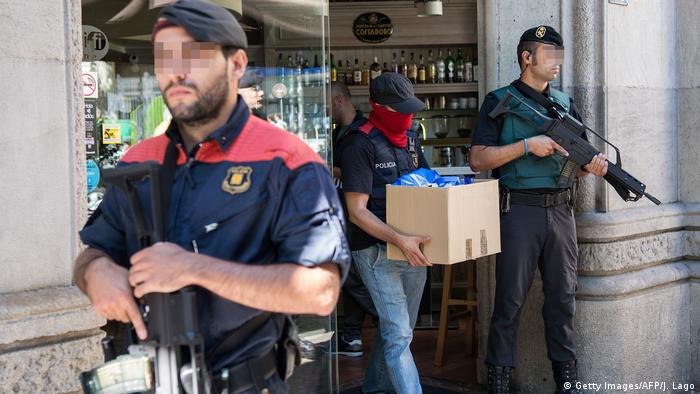 Испанские полицейские проводят операцию против мафии