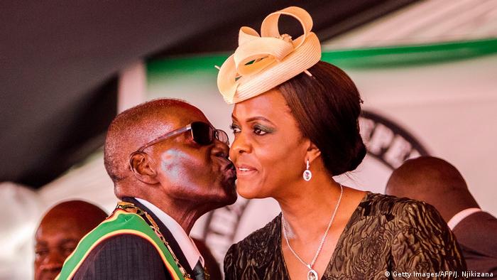Afrika Kuss und Küsse (Getty Images/AFP/J. Njikizana)
