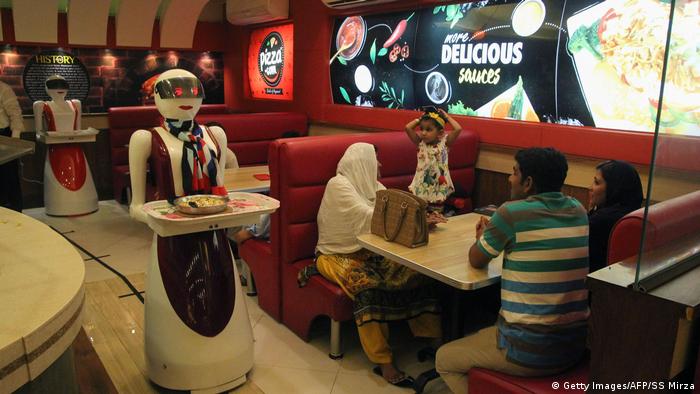 Роботы-официантки в ресторане в Пакистане