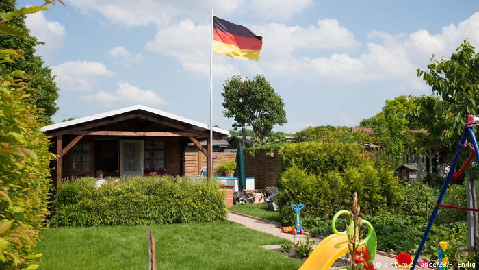 Kleingärten in Deutschland | Deutschland-Fahne (picture-alliance/ZB/P. Endig)