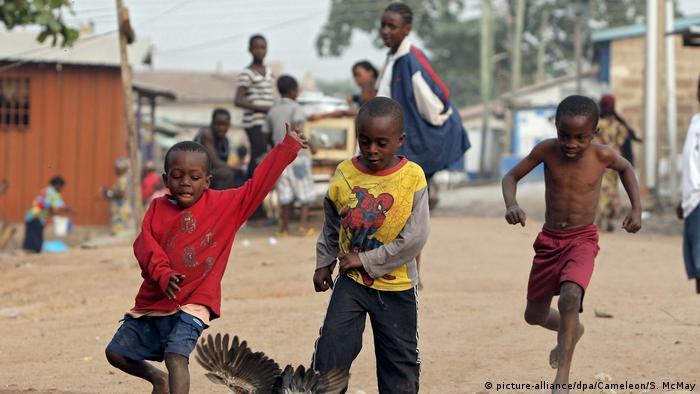 Children playing football in the street during the Africa Cup of Nations in Ghana (picture-alliance/dpa/Cameleon/S. McMay)