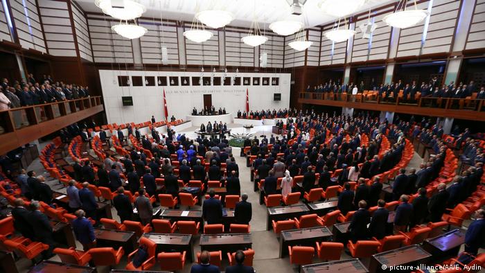 Ankara Parlament Sondersitzung Putsch Jahrestag (picture-alliance/AA/E. Aydin)