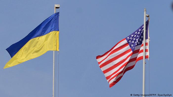 Український та американський прапори