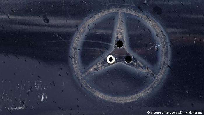 Daimler AG - Mercedes Benz - Abdruck eines Mercedes-Sterns (picture alliance/dpa/KJ Hildenbrand)
