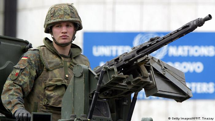 Serbien und Montenegro Deutscher UN-Soldat in Prizren (Getty Images/AFP/T. Tinazay)