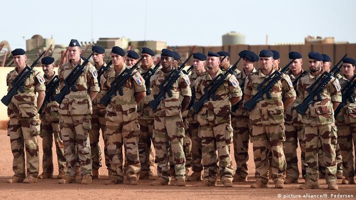French soldiers standing in Camp Barkhane in Mali (picture alliance/B. Pedersen)