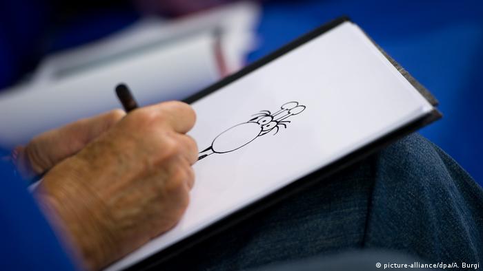 Guillermo Mordillo fue invitado a la Feria del Libro de Frankfurt en 2012. Allí dibujó y pintó una jirafa con la típica nariz. Nada en mis caricaturas es espontáneo, trabajo milímetro por milímetro, y necesito mucho tiempo, dijo.