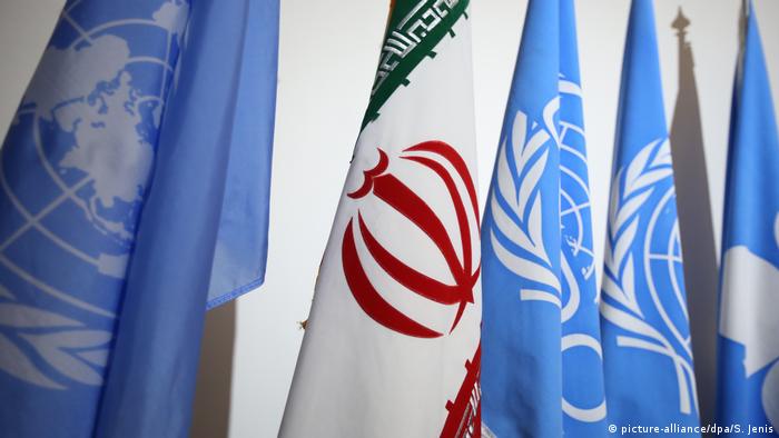Iranische Fahne mit UN Fahnen