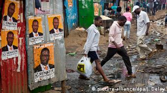 Kenia Wahlen Wahlplakate im Kibera Slum in Nairobi (picture-alliance/dpa/J. Delay)