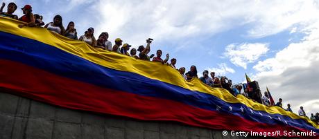 Venezuela Banner Menschen Flagge Protest Opposition 2017 (Getty Images/R.Schemidt)