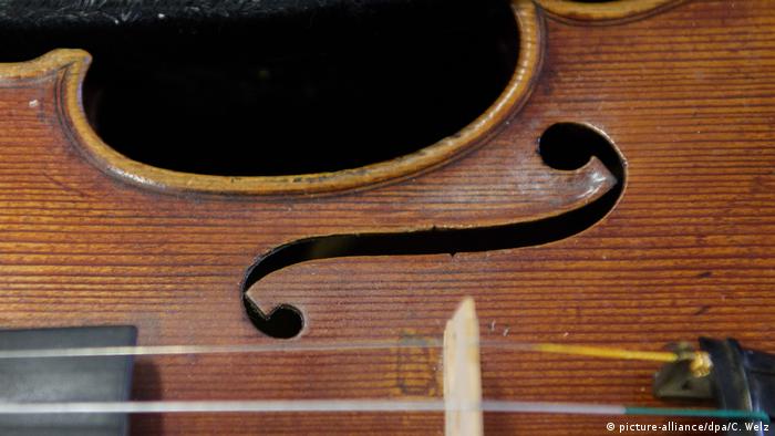 Detalhe do violino de Buchenwald