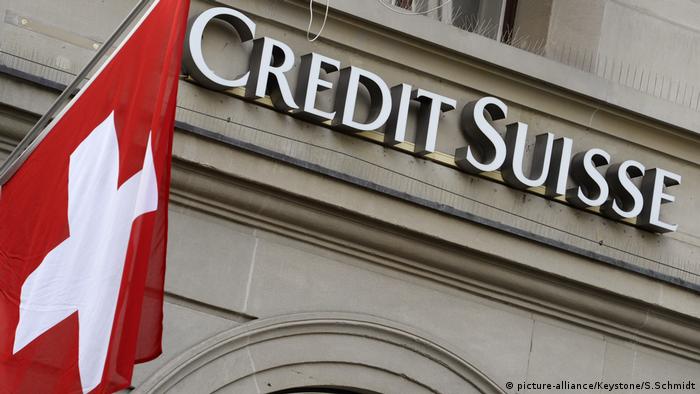 Das Logo der Schweizer Grossbank Credit Suisse und die Schweizer Flagge (picture-alliance/S.Schmidt)