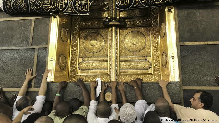 Pilgrims touching Kaaba