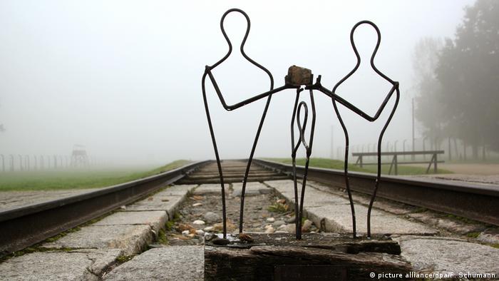 Sculpture on tracks at Auschwitz-Birkenau (picture alliance/dpa/F. Schumann)