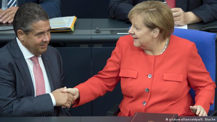 Berlin Bundestagssitzung Gabriel und Kanzlerin Merkel (picture-alliance/dpa/S. Stache)