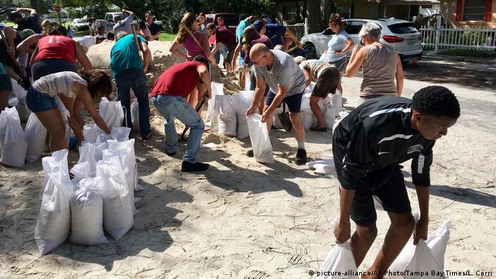 Florida'da kasırgaya hazırlanan halk kum torbaları taşıyor
