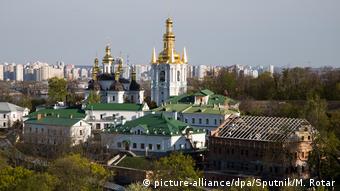 В Україні існують одразу кілька православних церков, визнана світовим православ'ям поки лише одна (на фото - Києво-Печерська лавра УПЦ МП)