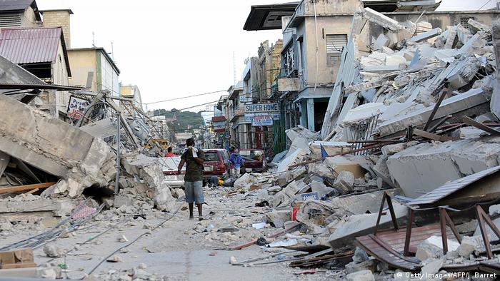 Escombros na capital do Haiti, Porto PrÃ­ncipe, em decorrÃªncia do terremoto de 2010