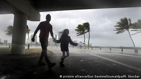 Resultado de imagem para Hurricane Irma smashes into mainland Florida