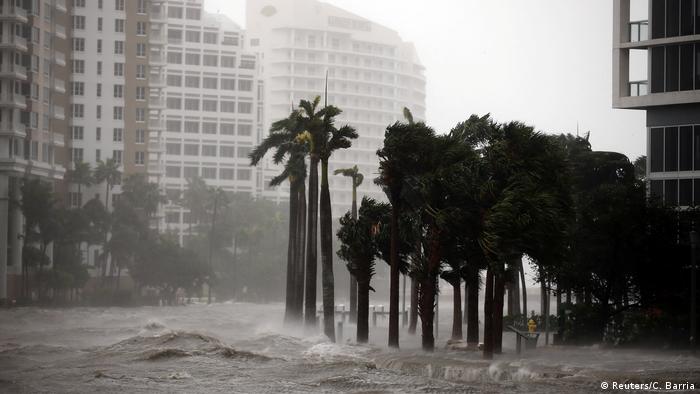 A água subiu a uma calçada pelo rio Miami enquanto o furacão Irma chega no sul da Flórida (Reuters / C Barria)