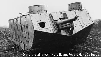 Die ersten Panzer Frankreich WWI (picture-alliance / Mary Evans/Robert Hunt Collectio)