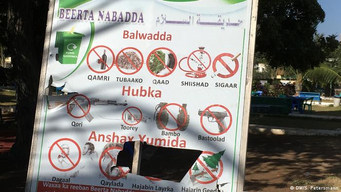 A poster at the entrance to Peace Park tells visitors to leave behind their weapons (DW/S. Petersmann)
