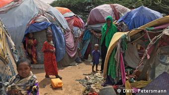 Πολυμελής οικογένεια σε προσφυγικό καταυλισμό κοντά στο Μογκαντίσου