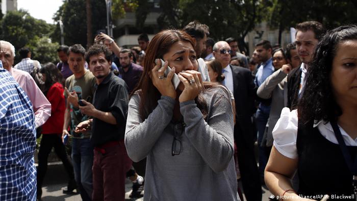 Mexiko Erdbeben in Mexiko Stadt (picture-alliance/AP/R. Blackwell)