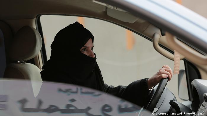 Saudi Arabia woman driving (picture-alliance/AP Photo/H. Jamali)
