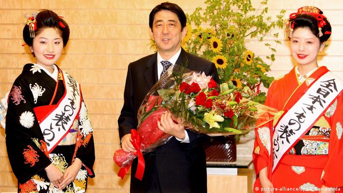 Japans Premierminister Shinzo Abe und die Kimono Königin (picture-alliance/dpa/K.Kamoshida)