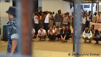 Des migrants enfermés dans un centre de détention à Tripoli, en Libye.