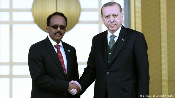 Somalia's President Mohamed Abdullahi Mohamed shakes hands with Turkey's President Recep Tayyip Erdogan (picture alliance/AP Photo)