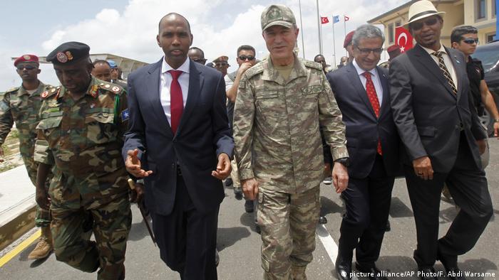 Turkish Chief of Staff, General Hulusi Akar and Somali Prime Minister Hassan Ali Khayre tour a newly-opened Turkey-Somali training center (picture alliance/AP Photo/F. Abdi Warsame)