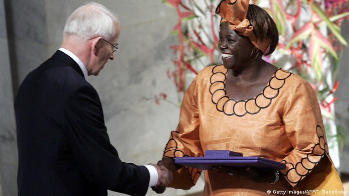 Wangari Maathai receiving prize from Nobel Committee President Ole Mjoes (Getty Images/AFP/T. Bendiksby)