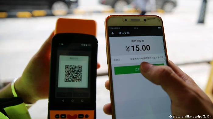 El bien establecido hábito chino de pagar con un teléfono móvil probablemnte facilite la transición a un yuan digital.